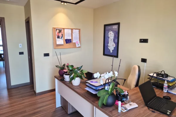 Ambient biznesi me qera 3+1 ne Tirane - 1,800 Euro