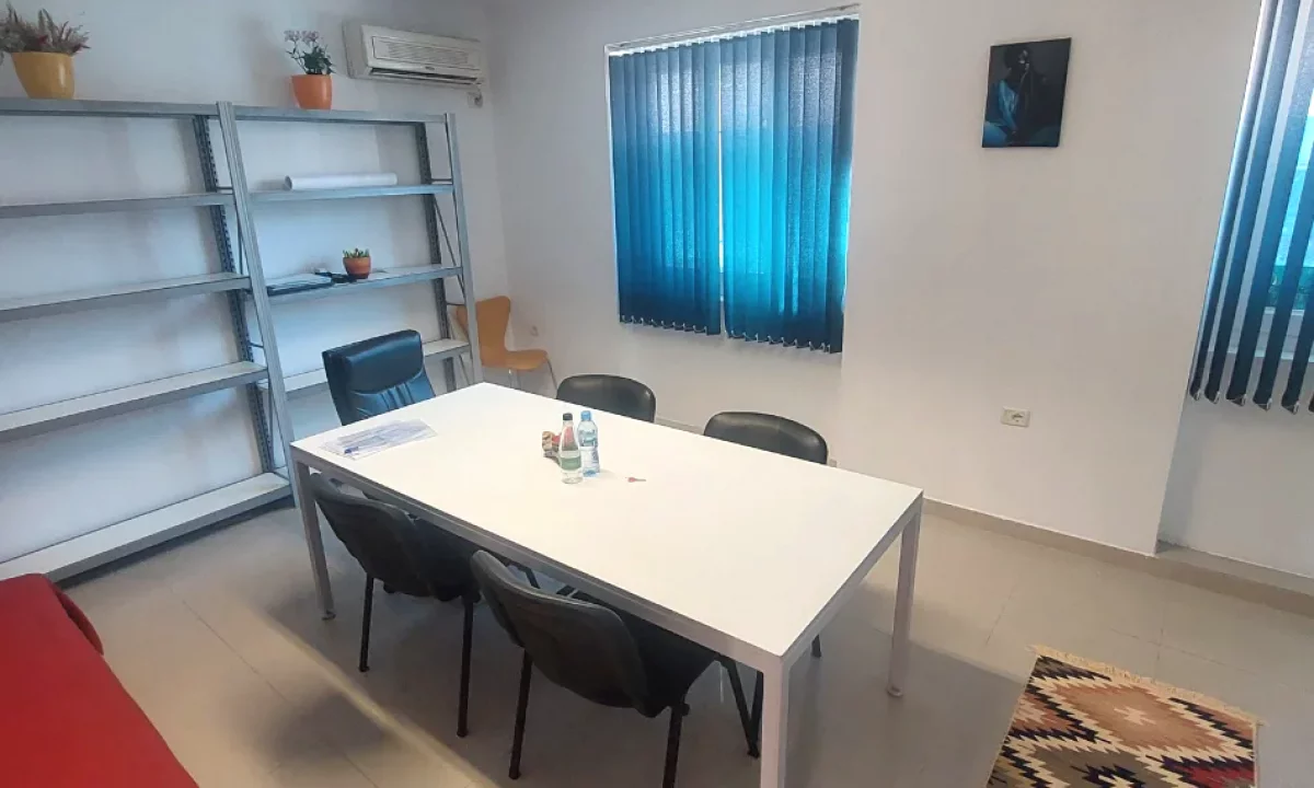 Jepet zyre me qira tek Rruga Myslym Shyri , prane Lulebore Bistro .