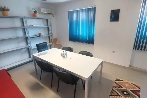 Ambient biznesi me qera 3+1 ne Tirane - 300 Euro