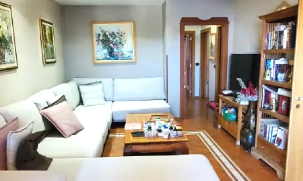 Shtepi ne shitje Apartament ne Tirane, 2+1, Mobilimi E mobiluar, Pagesa 300,000  Euro.