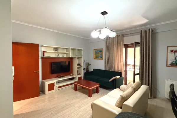 Jepet apartament 1+1 me qira tek Komuna e Parisit .