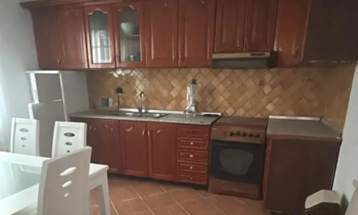 Shtepi me qera Apartament ne Tirane, 3+1, Mobilimi E mobiluar, Pagesa 400  Euro.