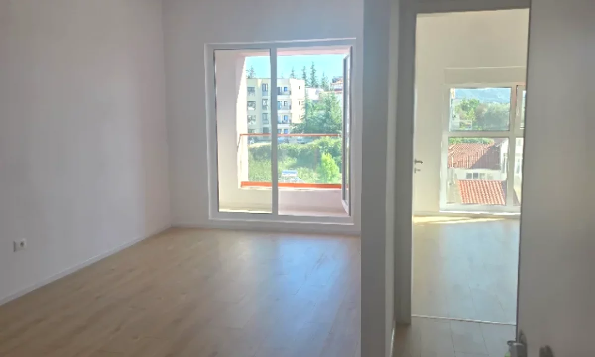 Jepet apartament 1+1 me qira tek Kompleksi Kadiu , Rruga Ali Demi .