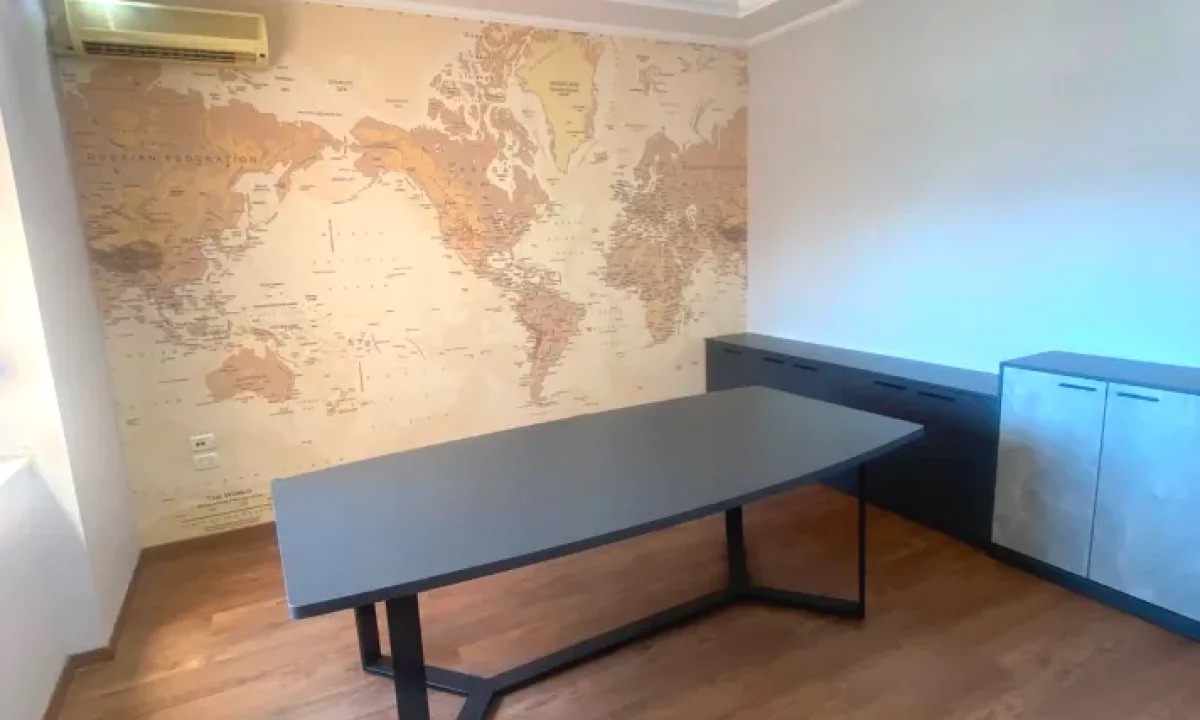 Jepet apartament 3+1+2 tek Ish Blloku , prane Abissnet .