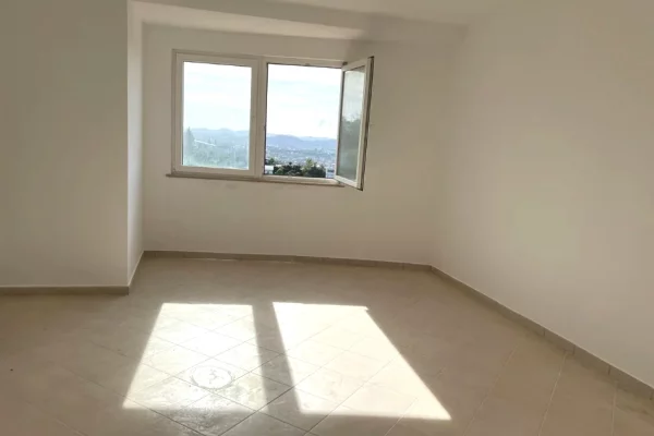 Shitet apartament 2+1 tek Fresku .