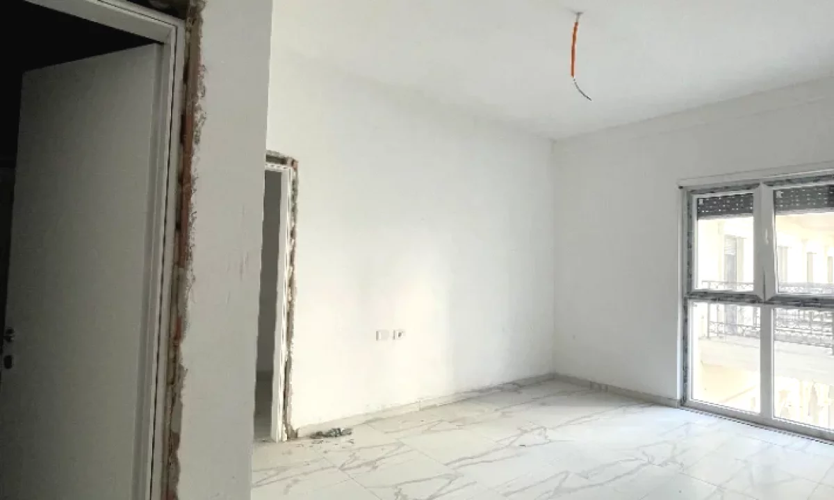 Shtepi ne shitje Apartament ne Tirane, 2+1, Mobilimi Bosh, pa mobiluar, Pagesa 239,900  Euro.