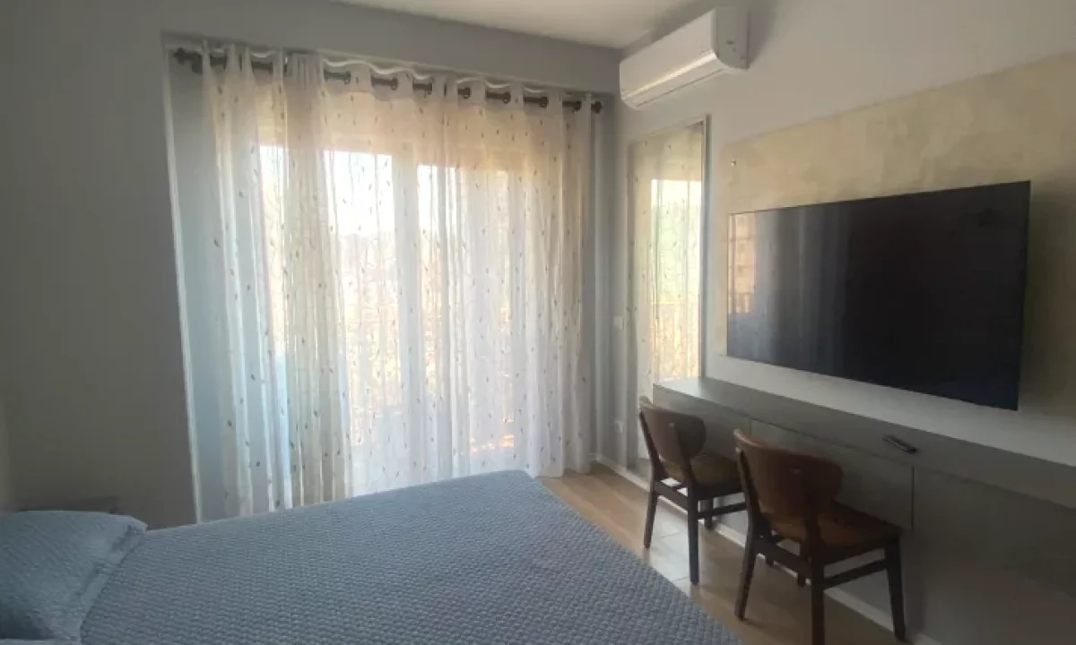 Shtepi me qera Apartament ne Tirane, 3+1, Mobilimi E mobiluar, Pagesa 1,700  Euro.