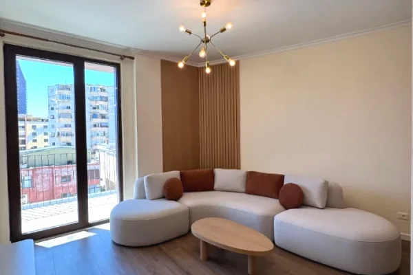 Jepet me qera apartament 2+1+2+2 ballkone+Post Parkimi tek Kompleksi Dinamo , Komuna e Parisit .