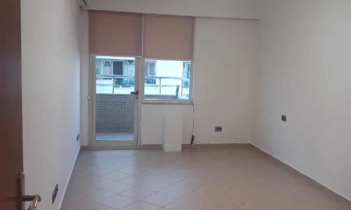 Jepet zyre me qira tek Drejtoria e Policise , Rruga Myslym Shyri .