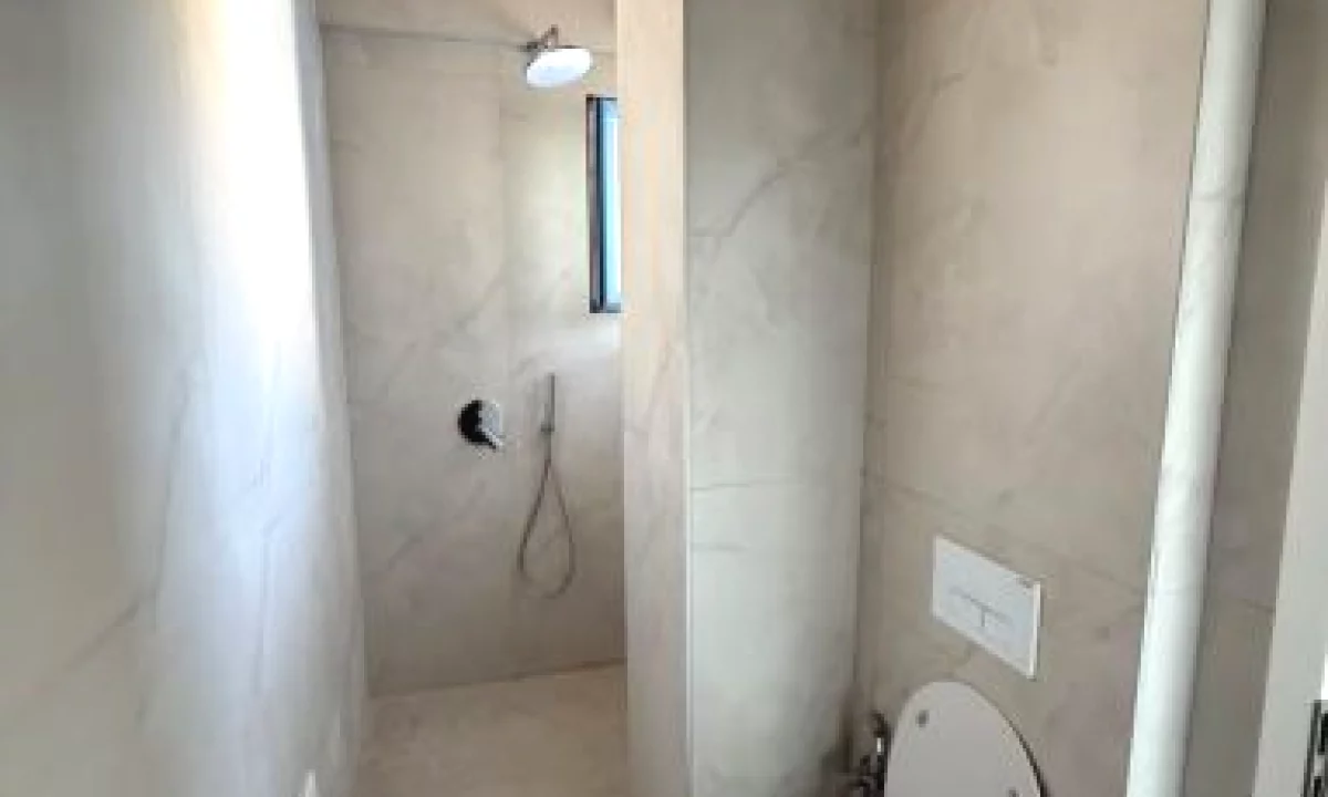 Shtepi ne shitje Apartament ne Tirane, 2+1, Mobilimi Bosh, pa mobiluar, Pagesa 120,000  Euro.