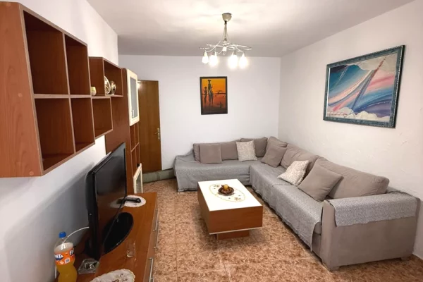 Jepet apartament 2+1 plus ambient gatimi i vecuar me qira tek Pediatria Rruge Kryesore, Rruga Bardhy
