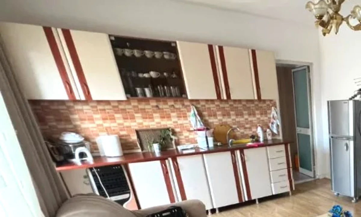 Shtepi ne shitje Apartament ne Tirane, 3+1, Mobilimi E mobiluar, Pagesa 180,000  Euro.