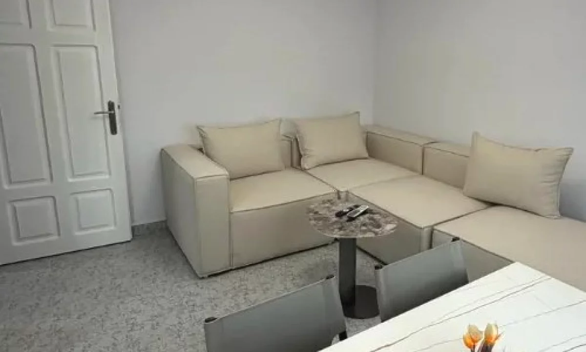 Shtepi me qera Apartament ne Tirane, 3+1, Mobilimi E mobiluar, Pagesa 800  Euro.
