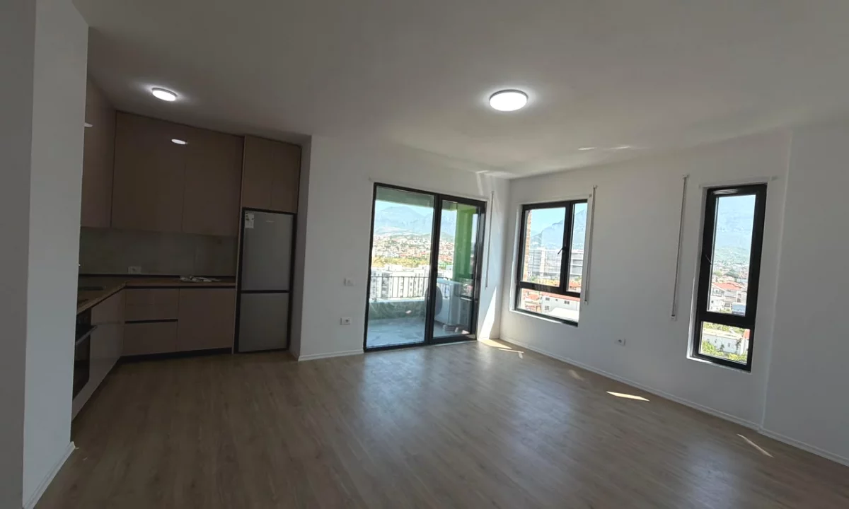 Jepet apartament 3+1 me qira tek Rruga 5 Maji , ne Fund te Rreth Rrotullimi .
