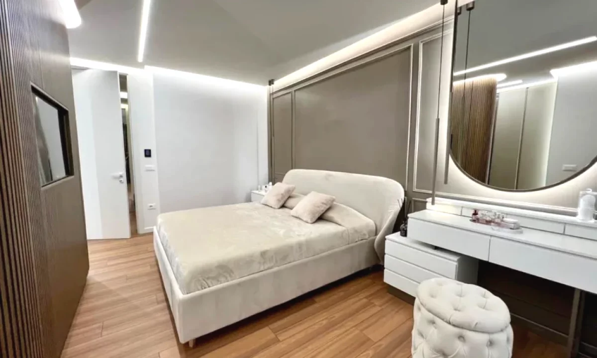 Shtepi ne shitje Apartament ne Tirane, 2+1, Mobilimi E mobiluar, Pagesa 360,000  Euro.