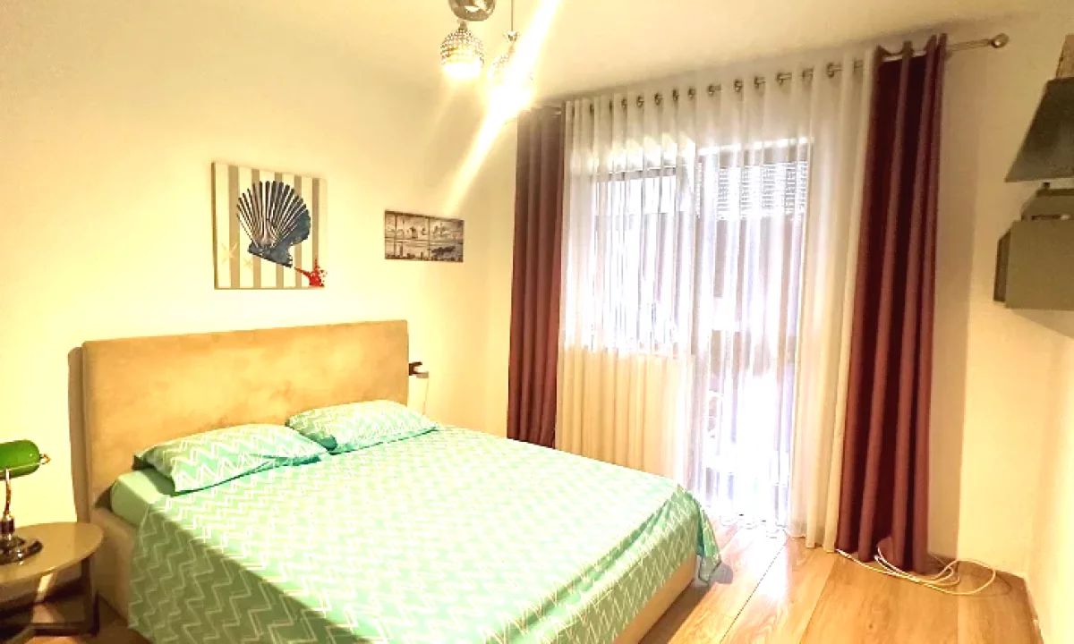 Shtepi ne shitje Apartament ne Tirane, 1+1, Mobilimi E mobiluar, Pagesa 125,000  Euro.