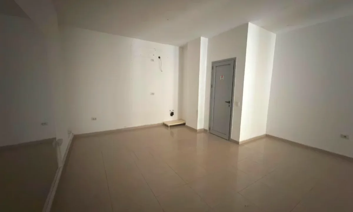 Jepet dyqan me qira tek Komuna e Parisit , Rruga Robert Shvarc .
