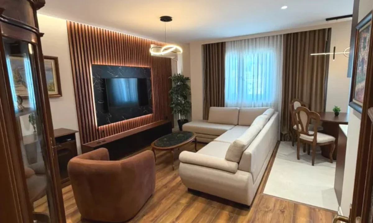Shtepi ne shitje Apartament ne Tirane, 2+1, Mobilimi E mobiluar, Pagesa 242,000  Euro.