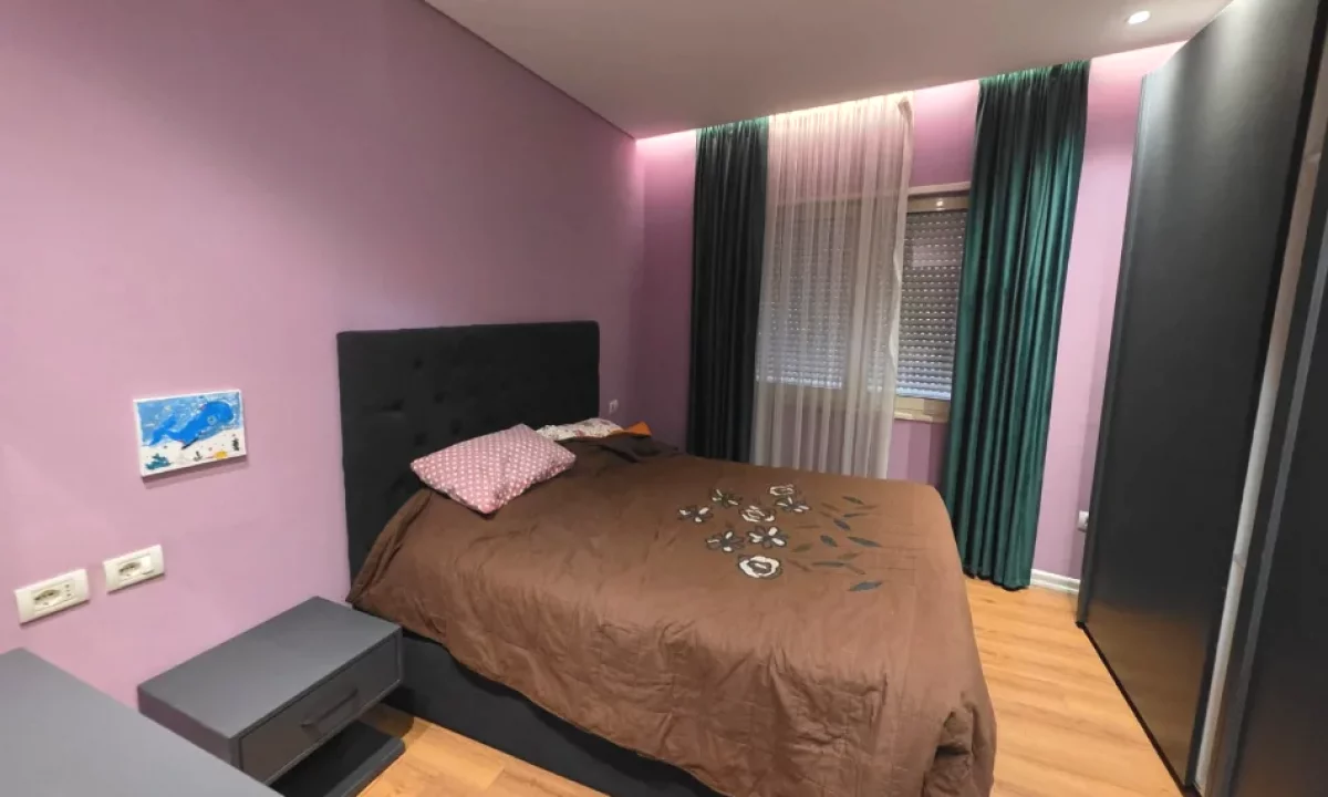 Shtepi ne shitje Apartament ne Tirane, 1+1, Mobilimi E mobiluar, Pagesa 160,000  Euro.
