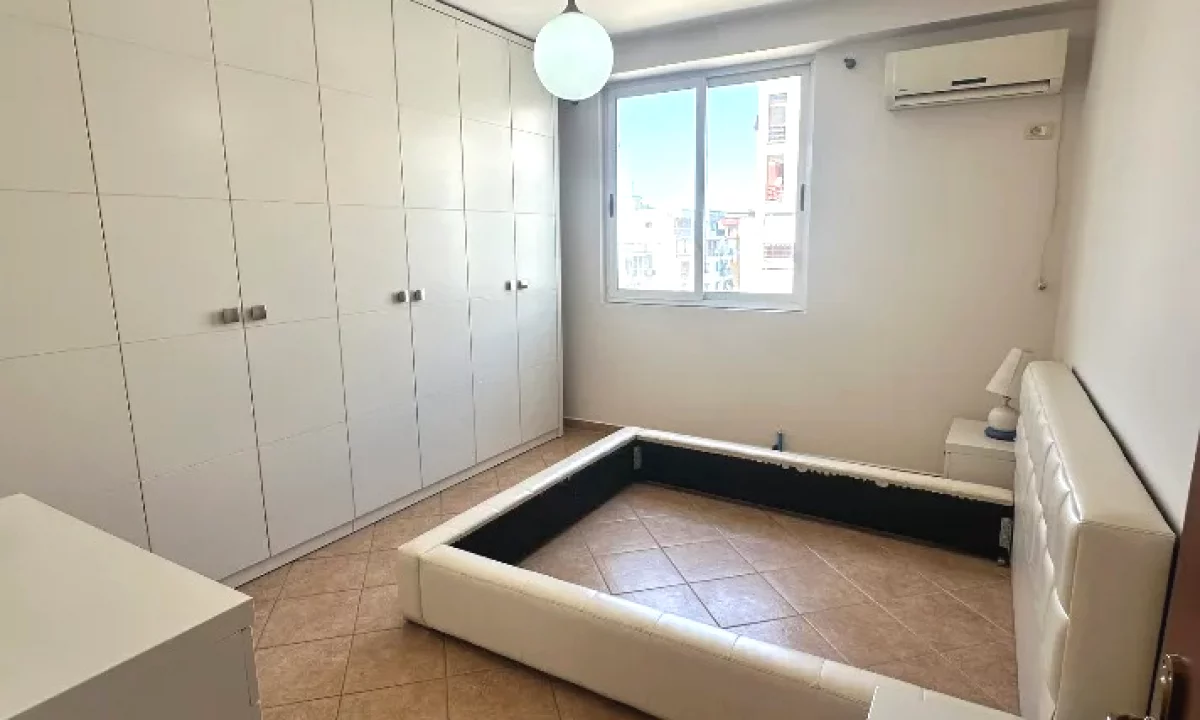 Shtepi ne shitje Apartament ne Tirane, 2+1, Mobilimi Pjeserisht e mobiluar, Pagesa 154,500  Euro.