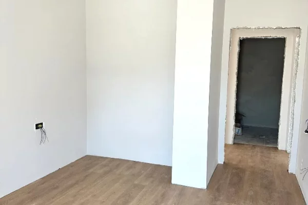 Ambient biznesi me qera 3+1 ne Tirane - 1,900 Euro