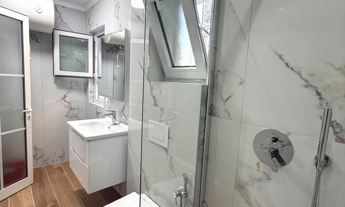 Shtepi ne shitje Apartament ne Tirane, 1+1, Mobilimi Bosh, pa mobiluar, Pagesa 118,000  Euro.