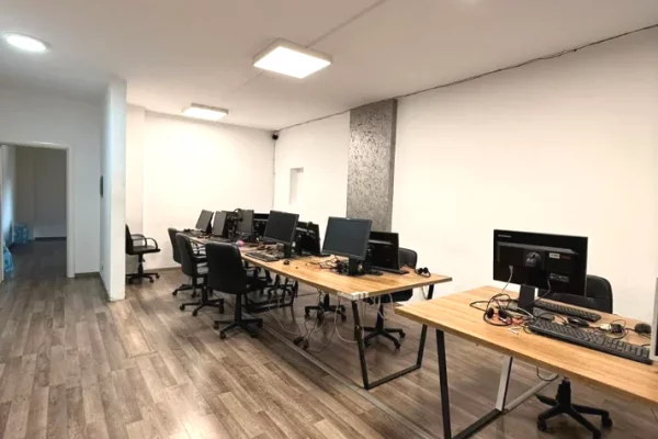 Ambient biznesi me qera 3+1 ne Tirane - 1,400 Euro