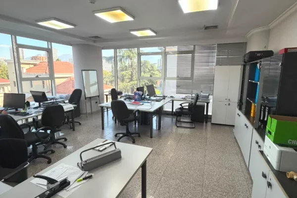 Ambient biznesi me qera 3+1 ne Tirane - 4,000 Euro