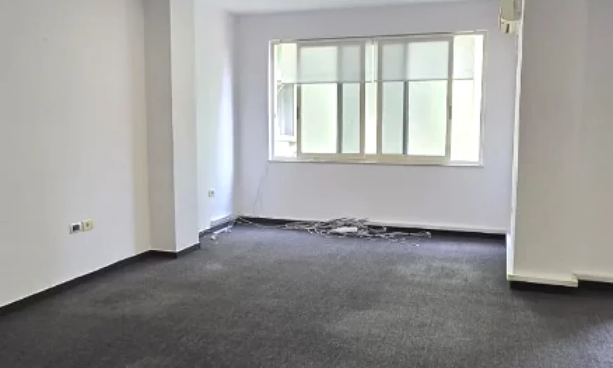 Jepet zyre me qira tek ish Blloku , prane Sky Towers .