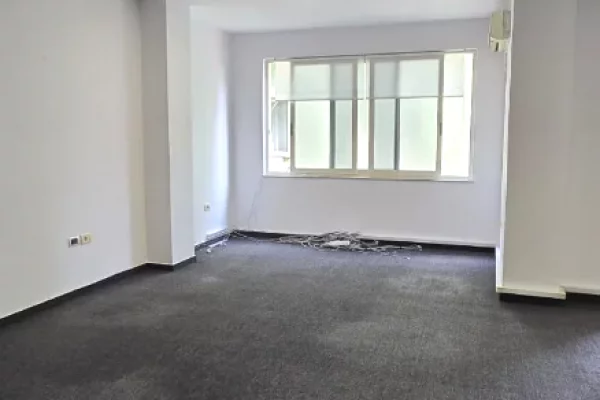 Ambient biznesi me qera 3+1 ne Tirane - 1,400 Euro
