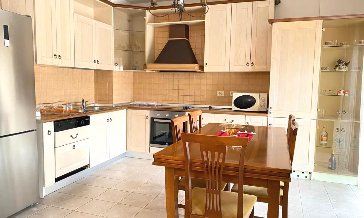 Shtepi me qera Duplex(shtepi me 2 kate) ne Tirane, 4+1, Mobilimi E mobiluar, Pagesa 1,350  Euro.