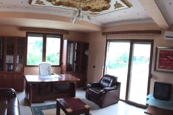 Shtepi ne shitje 7+1 ne Tirane - 450,000 Euro