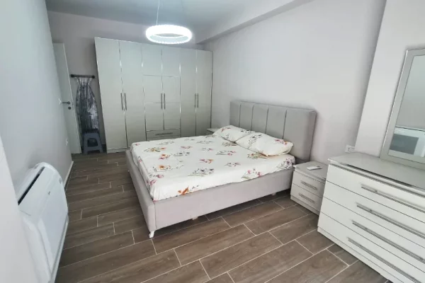 Jepet apartament 2+1 me qira tek Rruga 5 Maji , prane Rrethrrotullimit te 5 Majit .