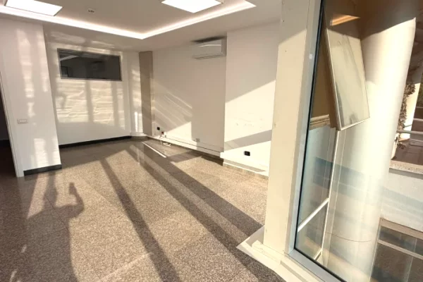 Jepet zyre me qira tek ish Blloku .