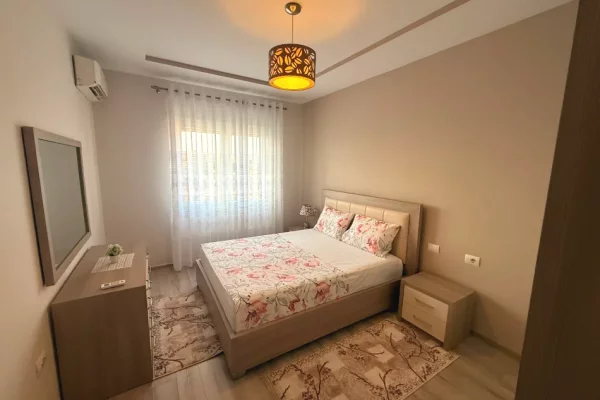 Jepet apartament 1+1 me qira tek ish Parku i Autobusave , prane Tibo , Globe , Rruga e Kavajes , Kom