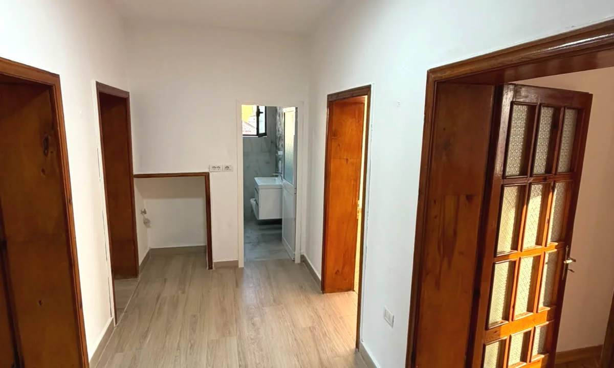 Jepet apartament per zyre ose banim me qira tek Rruga e Barrikadave .