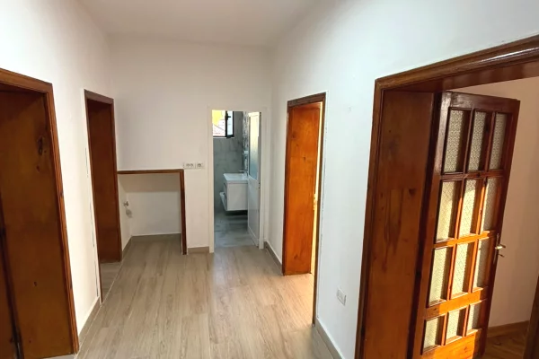 Jepet apartament per zyre ose banim me qira tek Rruga e Barrikadave .