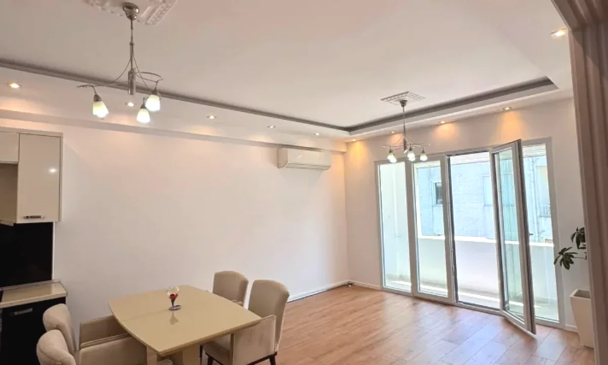 Shtepi ne shitje Apartament ne Tirane, 2+1, Mobilimi Pjeserisht e mobiluar, Pagesa 258,000  Euro.