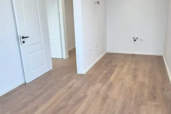 Shitet Apartament 1+1 ne rrugen Fadil Bodinaku pallat i ri me ashensor, Komuna e Parisit , Vasil Sha