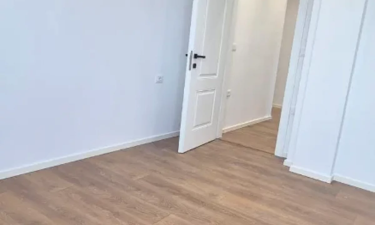 Shtepi ne shitje Apartament ne Tirane, 2+1, Mobilimi Bosh, pa mobiluar, Pagesa 198,000  Euro.