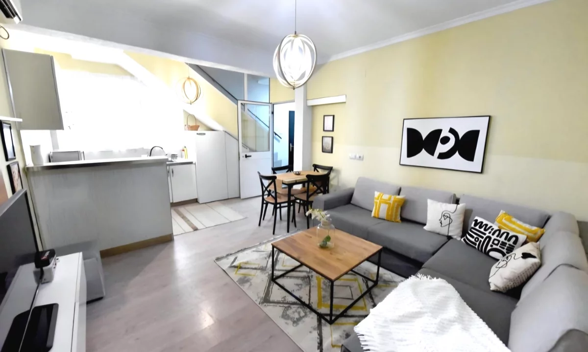 Shtepi ne shitje Vila Luksoze ne Tirane, 2+1, Mobilimi E mobiluar, Pagesa 250,000  Euro.