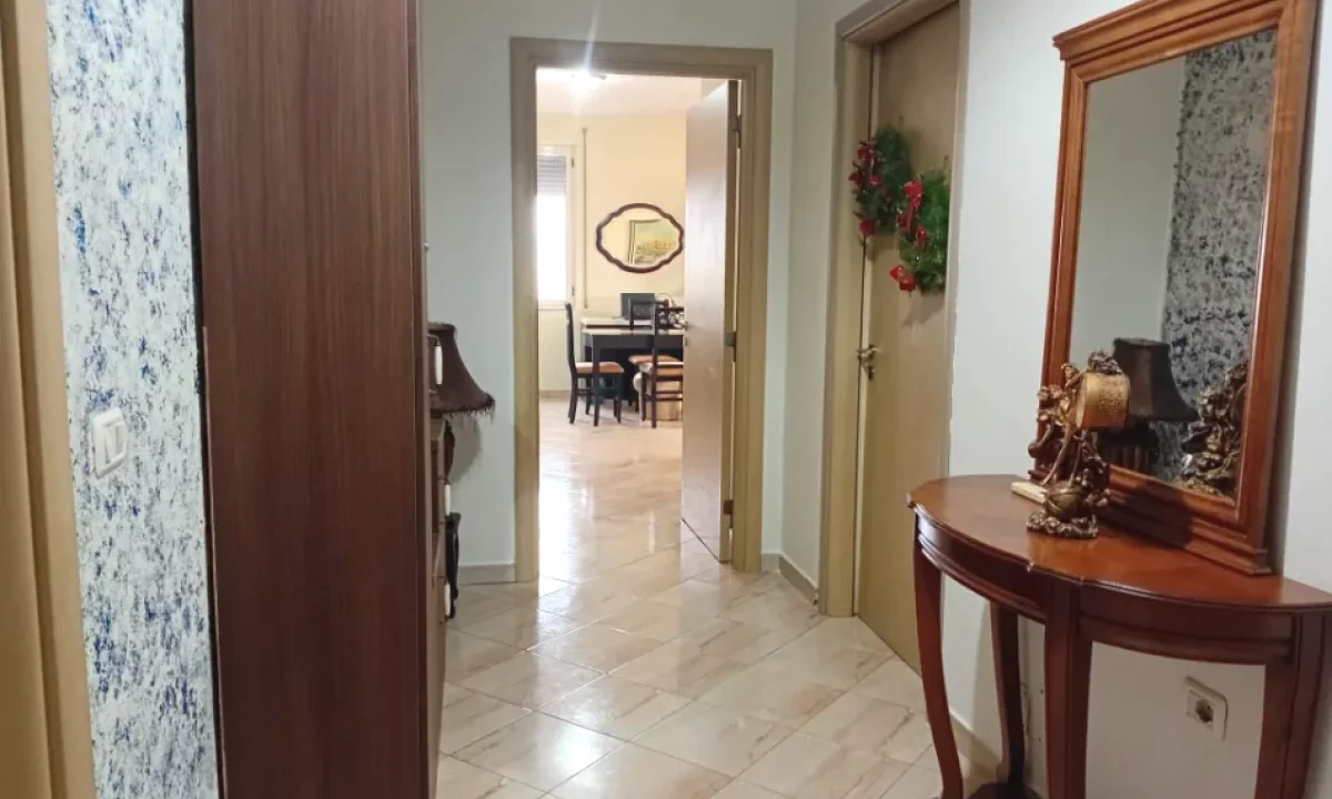 Shtepi ne shitje Apartament ne Tirane, 2+1, Mobilimi E mobiluar, Pagesa 160,000  Euro.