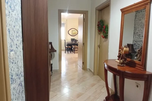Shitet apartament 2+1 ne Misto Mame , prane Spitalit Amerikan 3 , , yzberisht , kashar , pallatet ca