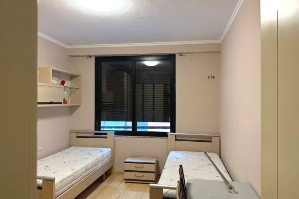 Shitet apartament 2+1+2 tek 21 Dhjetori , Rruga e Kavajes .