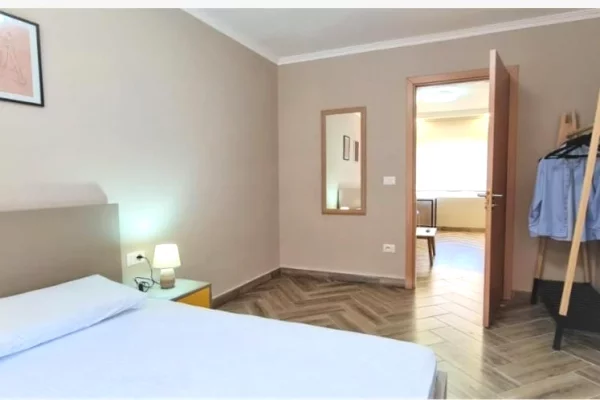 Shitet apartament 1+1 tek 21 Dhjetori , Rruga Muhamet Gjollesha , Rruga e Kavajes , Rruga Myslym Shy