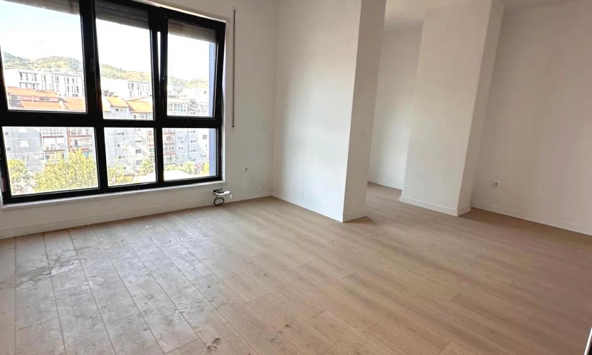 Shtepi ne shitje Apartament ne Tirane, Garsoniere, Mobilimi Bosh, pa mobiluar, Pagesa 130,000  Euro.