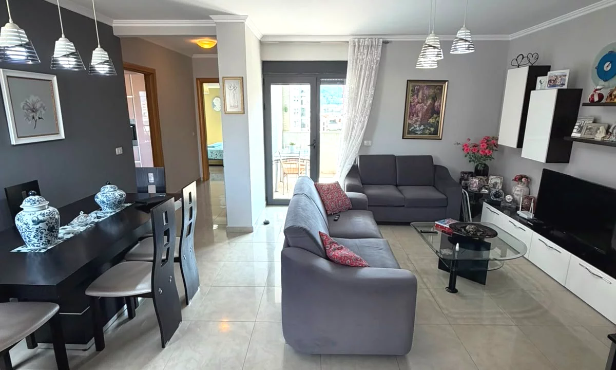 Shtepi ne shitje Apartament ne Tirane, 2+1, Mobilimi E mobiluar, Pagesa 416,000  Euro.