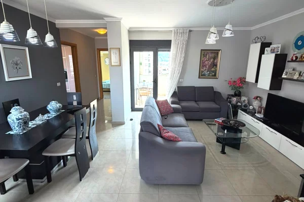 Shitet apartament 2+1+2 tualete+2 ballkone+ llozh e kthyeshme ne 3+1 , rruga marko bocari , liqeni a