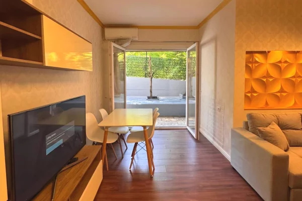 SHITET APARTAMENT 2+1+Verande tek LIQENI i THATE, PRANE HOTEL RADISSON , Kopshti Botanik , Kopshti Z