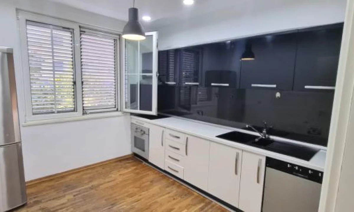 Shtepi me qera Apartament ne Tirane, 2+1, Mobilimi E mobiluar, Pagesa 800  Euro.